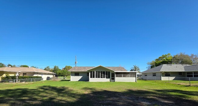 Building Photo - 2 bedroom, 1.5 bath home with 1 car garage
