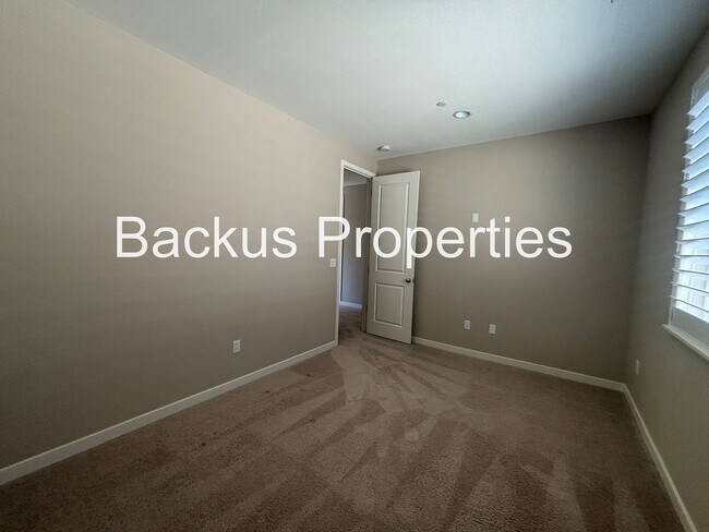 Building Photo - Three Bedroom Home in Hollister