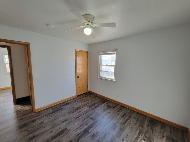 Building Photo - 3 Bedroom House with Large Garage