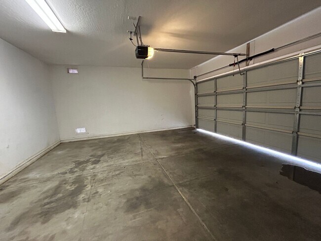 Building Photo - Brand new paint and carpet! 3 Bedroom 2 1/2 Bathroom, Close to Grand Canyon University