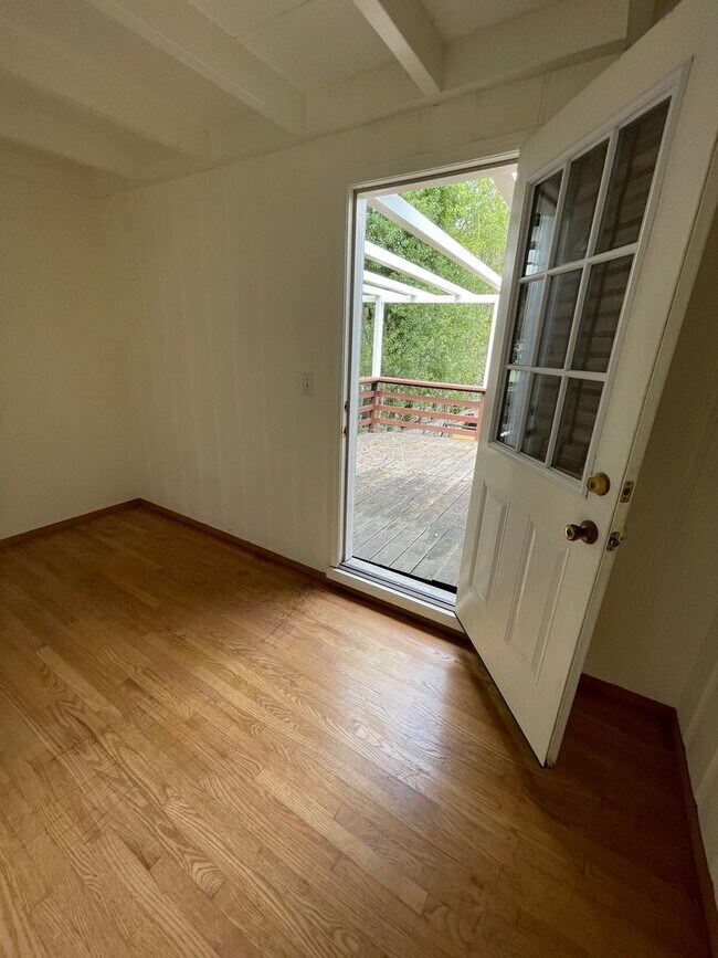 Building Photo - 2 Bed 1 Ba PG House walking distance to beach