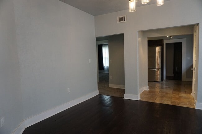 Building Photo - 2 BED 1 BATH DUPLEX MESTA PARK