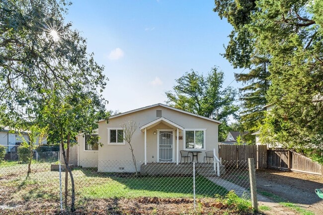Building Photo - Fully Updated 2/1-Directly Across From 20t...
