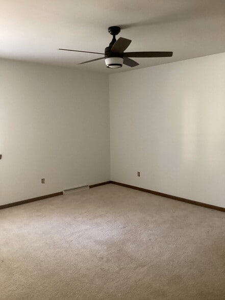 Master with ceiling fan - 5826 Highland Ter