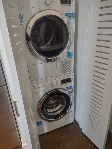 Building Photo - E. 44th St ,3rd Ave