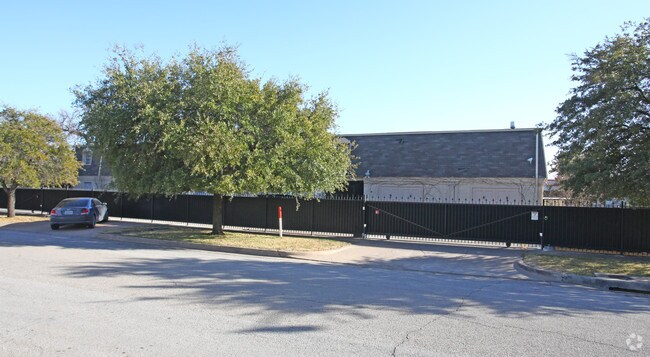 Primary Photo - La Chateau Plaza