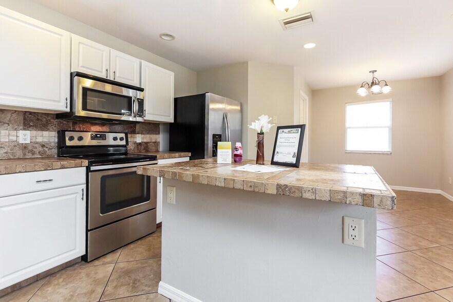 Building Photo - 1413 SW 11th Pl