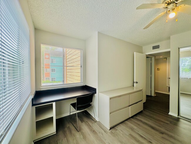 Building Photo - Newly Renovated 4BR/2BA Near UF - Resort-S...
