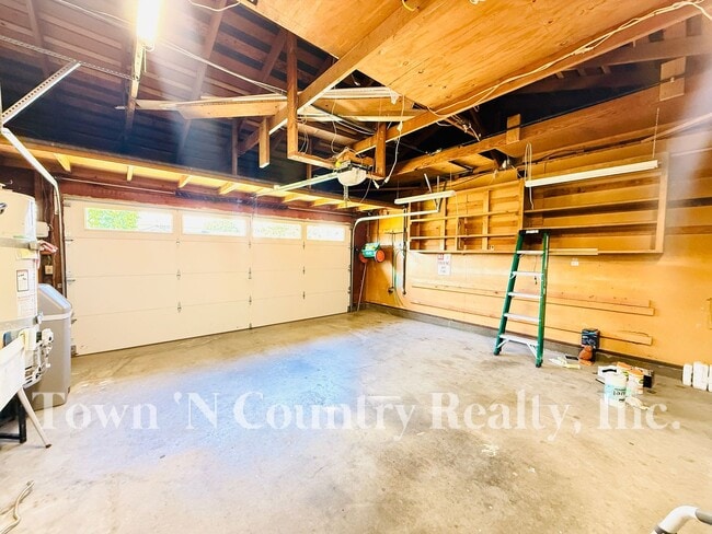 Building Photo - 22369 Ferdinand Ct
