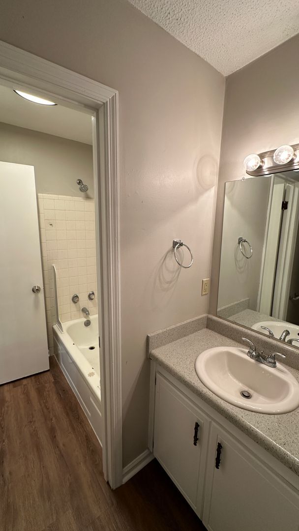 Building Photo - Lovely SOUTHWOOD Area 2/1.5 w/ Large Yard, Deck, & Open Floor Plan! $1350/month Avail July 1st!