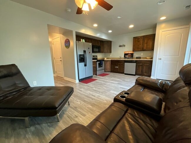 Building Photo - 3 bedroom 2 1/2 Bath Townhouse- Partially Furnished- Ready this month
