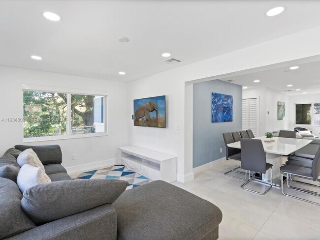 Building Photo - 4121 SW 54th Ct