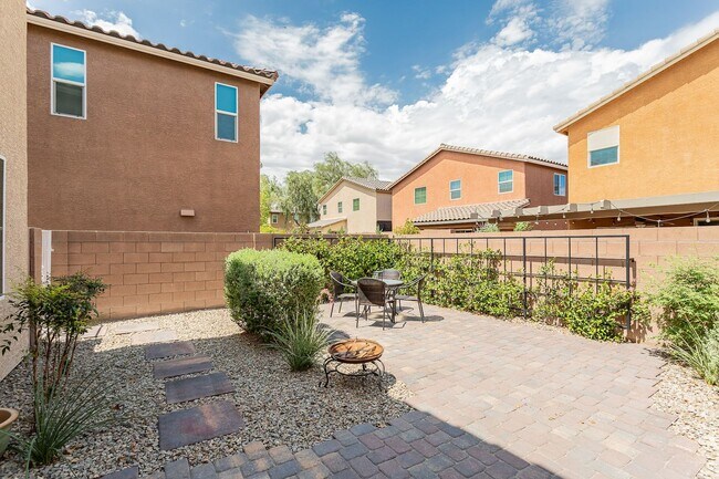 Building Photo - Exquisite 5 bedroom 4 bathroom home with fresh paint and new carpet waiting for you!