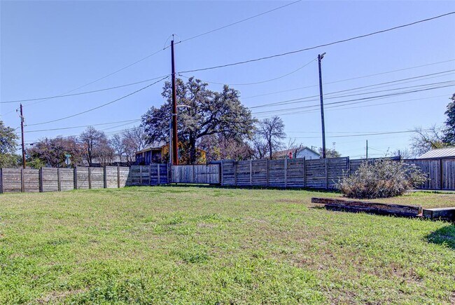 Building Photo - 912 Catalpa St