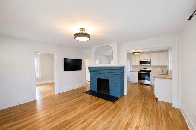 Building Photo - Charming Asheville Cottage!