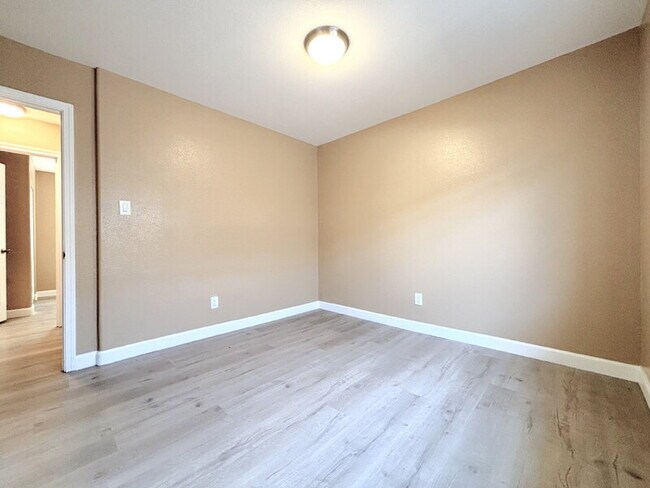 Building Photo - 1385 E Vernon Ave