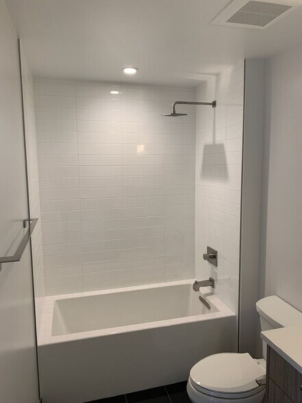 Building Photo - 2718 Pine St