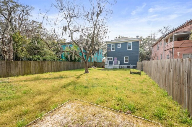 Building Photo - Spacious 3-Bedroom, 3-Bathroom Home in Sav...