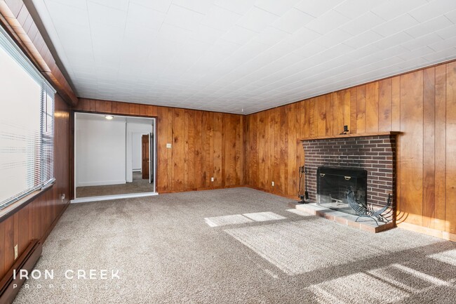 Building Photo - Spacious Three-Bedroom in Woodfin