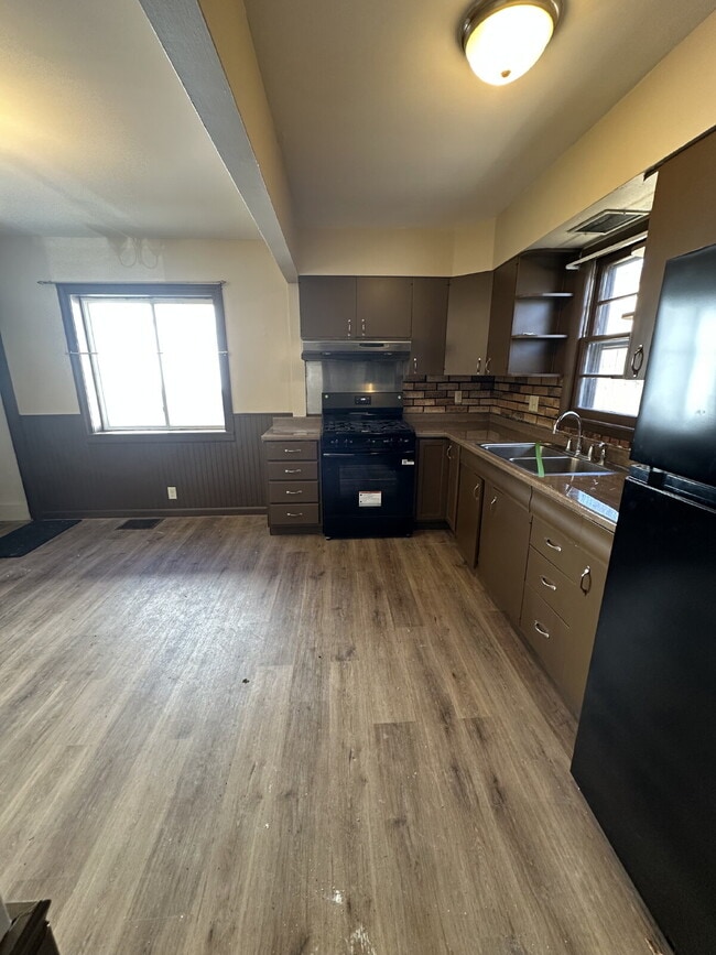 Building Photo - 121 Hackett St