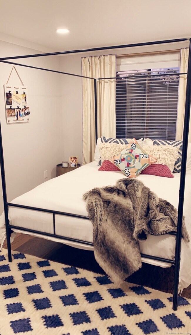 Building Photo - 10 Mead St