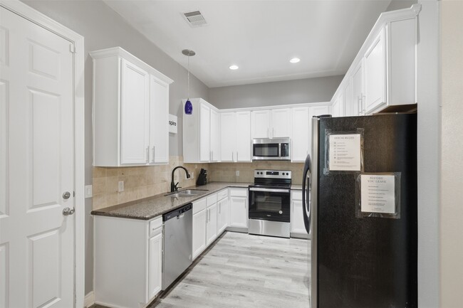 Building Photo - 9003 Bayview Cove Dr