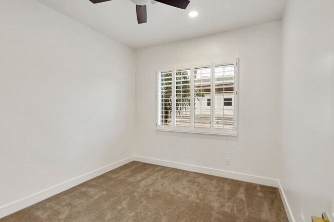 Building Photo - 5 Bedroom Pool Home Located In Summerlin G...