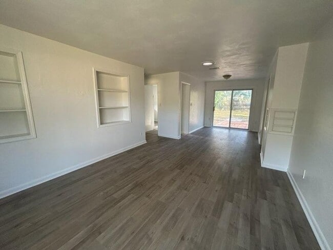 Building Photo - 760 Greenway Pl