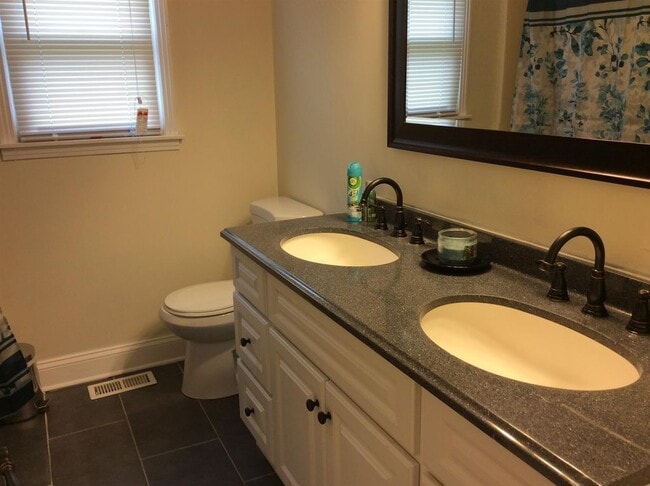 Building Photo - 564 Briarwood Dr