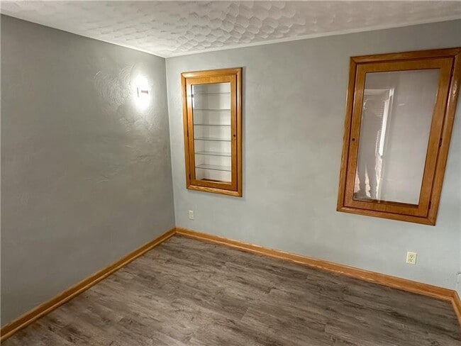 Building Photo - 728 N Pike Rd