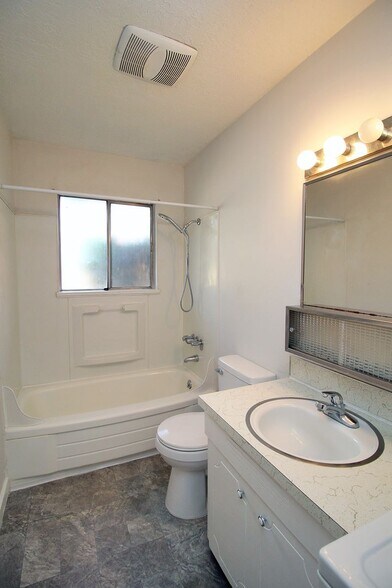 Building Photo - 8834 SE 9th Ave