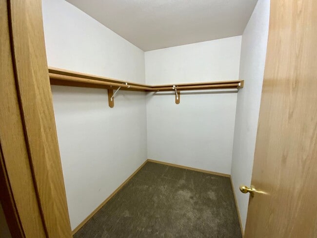 Building Photo - Large 2 Bedroom. 1.5 Bath Townhouse with G...