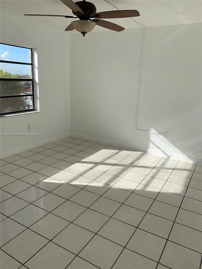 Building Photo - 1325 W 68th St