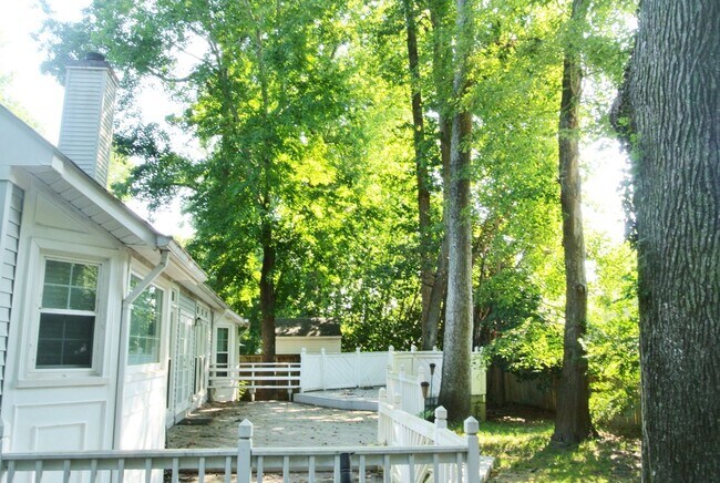 Building Photo - 2036 Hen House Dr
