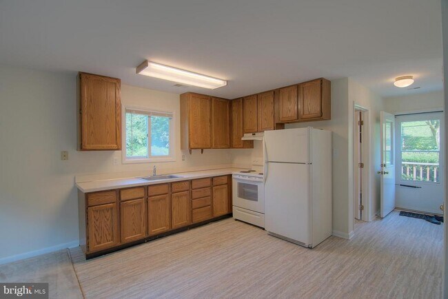 Building Photo - 5105 Shore Dr