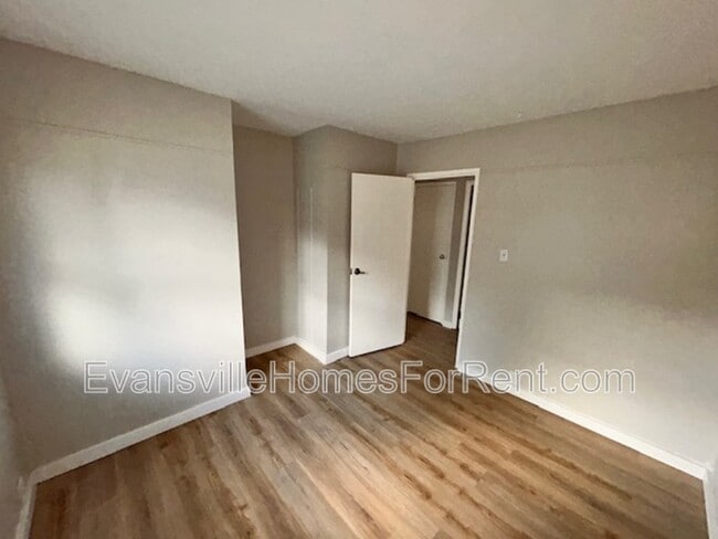 Building Photo - 300 N Park Dr