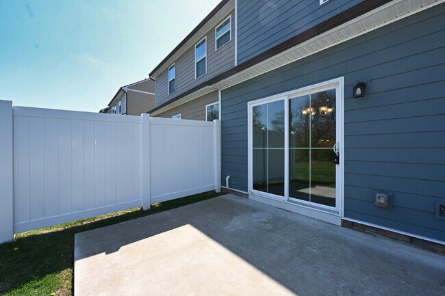 Building Photo - Updated Gallatin Townhome | 3BR + Garage, W/D Included