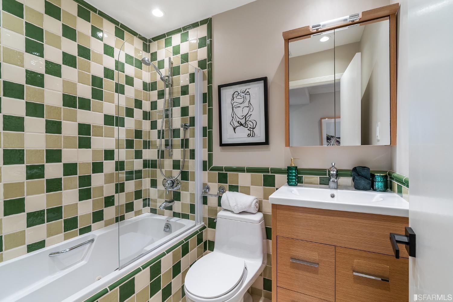 Upper level 2nd bathroom & jacuzzi tub - 2920 Buchanan St