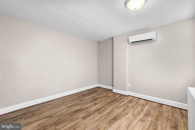 Building Photo - 15 E 4th St