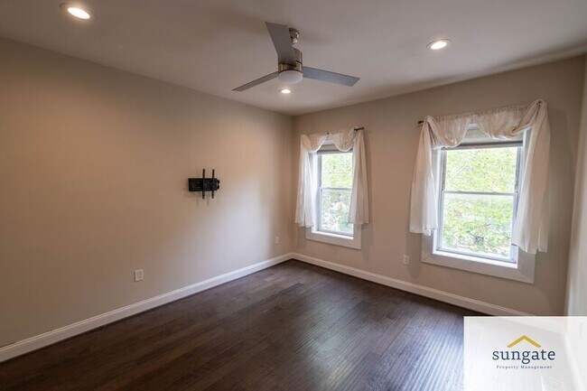 Building Photo - 442 N Linwood Ave
