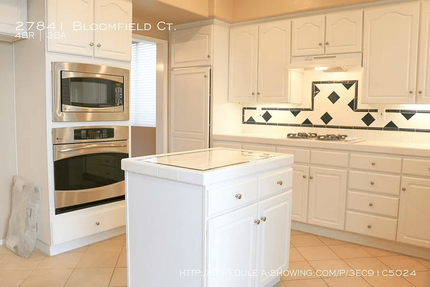 Kitchen island, spacious storage - 27841 Bloomfield Ct