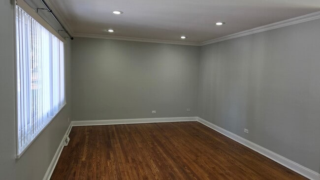 Building Photo - 454 E Park Ave