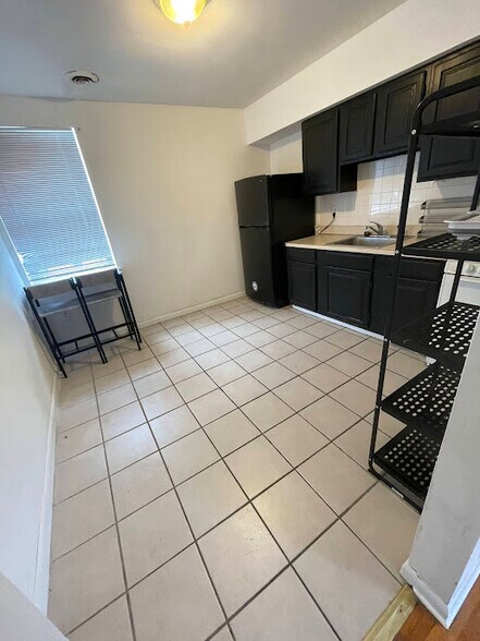 Apt 3 - Eat In Kitchen - 2148 N Carlisle St