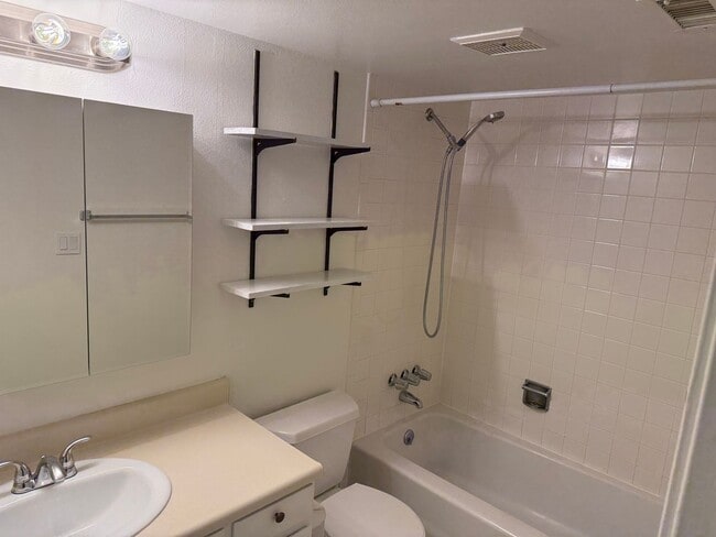 Building Photo - Stylish & Convenient 1-Bedroom Condo in Pr...