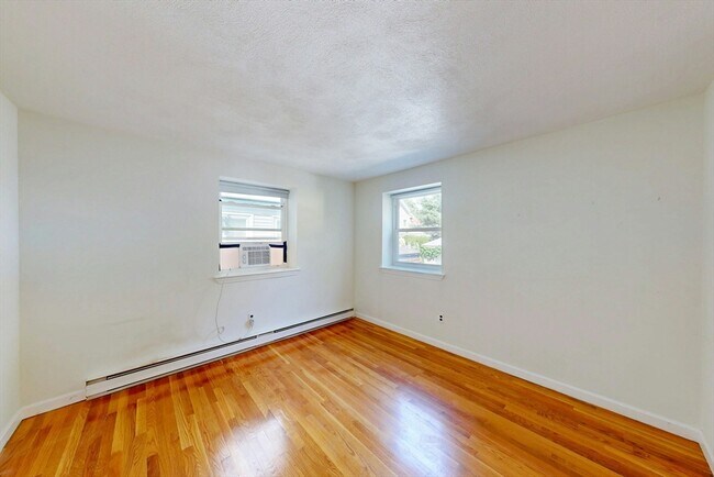 Building Photo - 104 Trowbridge St