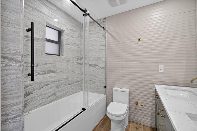 Building Photo - 1011 NW 30th Ct