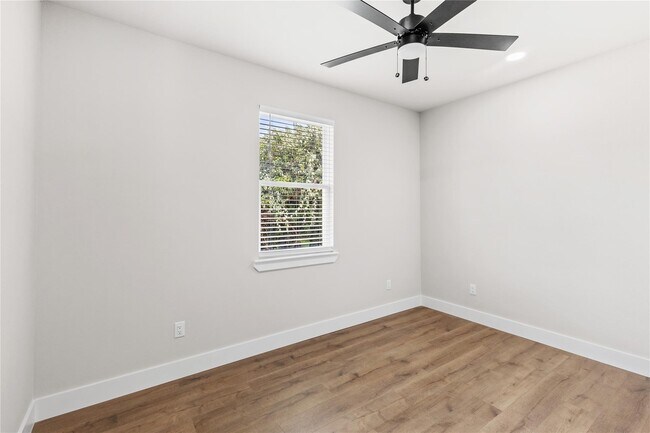 Building Photo - 2398 Valley Dr