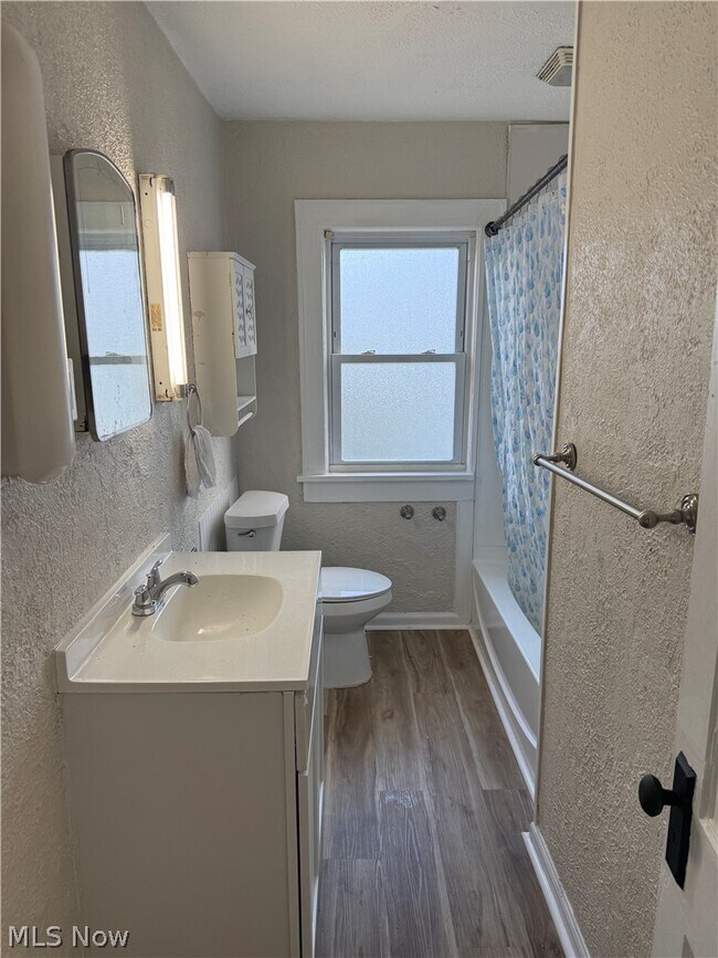 Building Photo - 301-303 Roslyn Ave NW