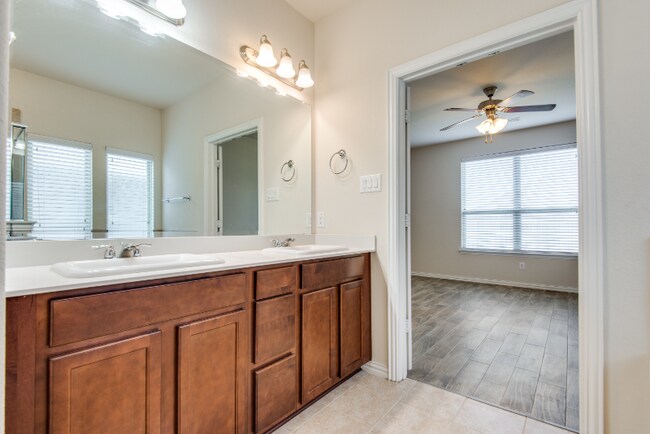 Building Photo - 2813 Castle Creek Dr