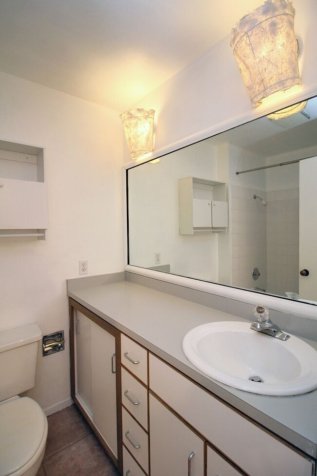 Building Photo - 1710 S Harbor Way